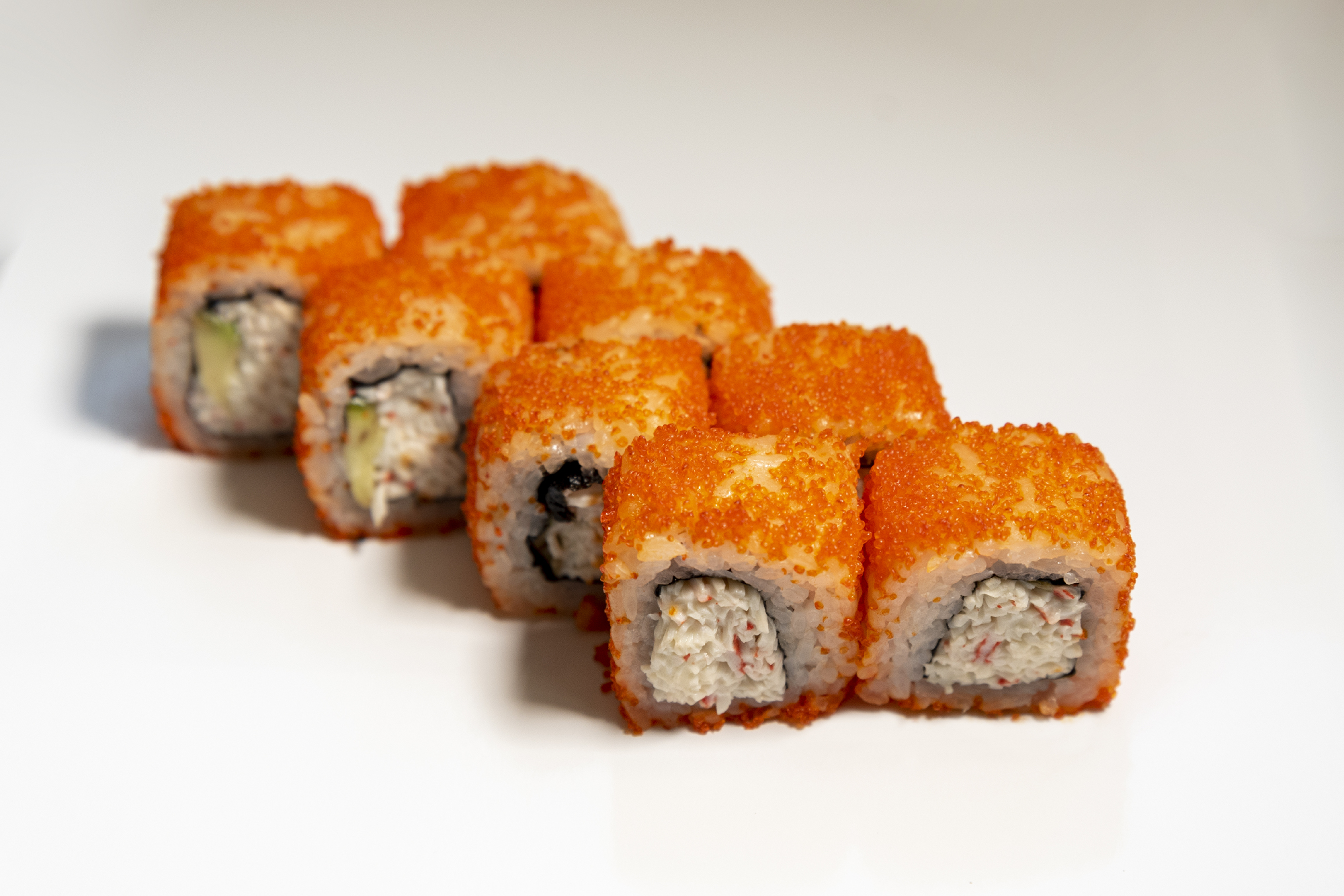 Холодные роллы Калифорния в масаго