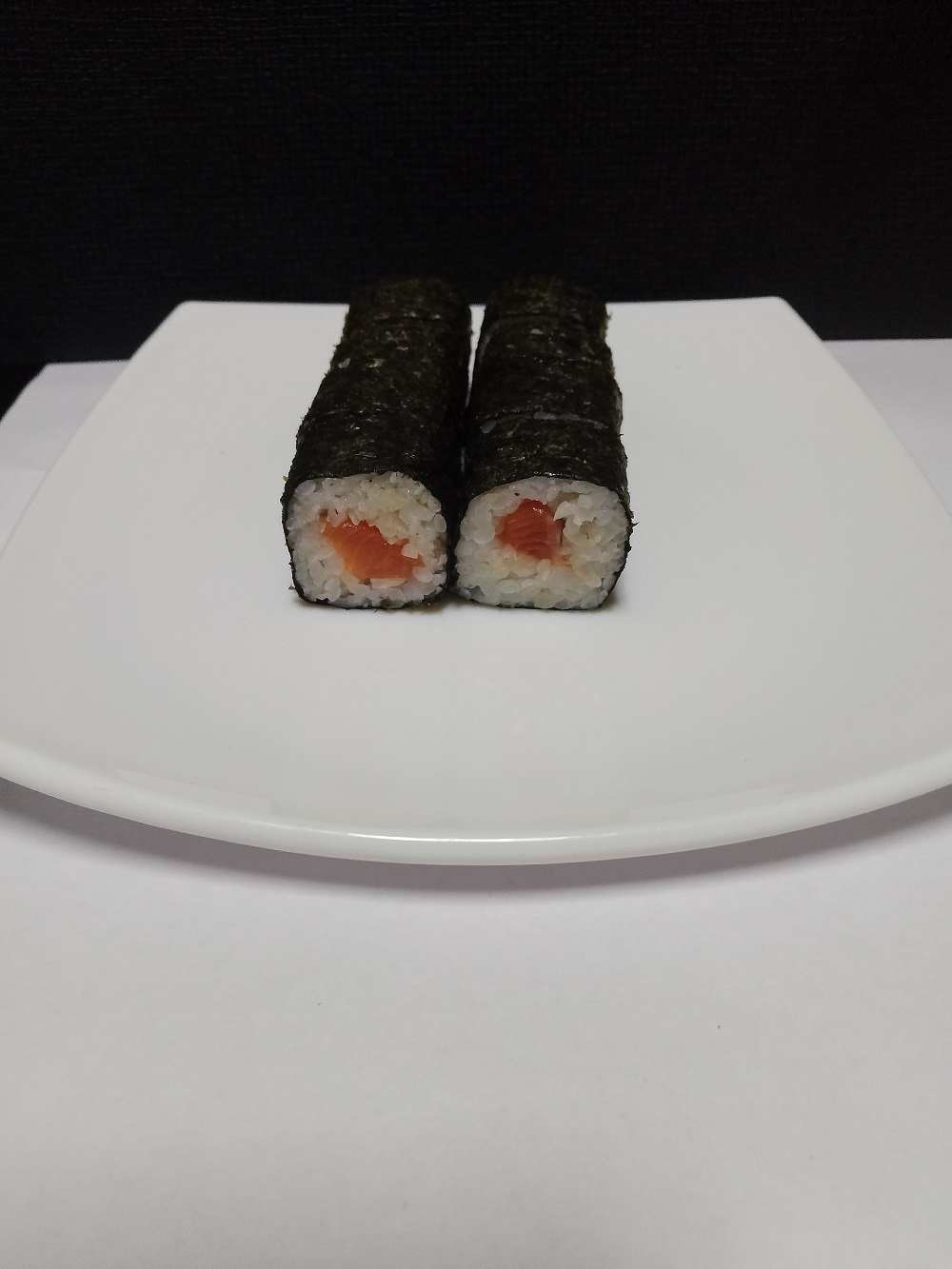 Ролл с лососем