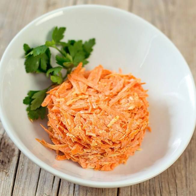 Салат из моркови с майонезом и чесноком