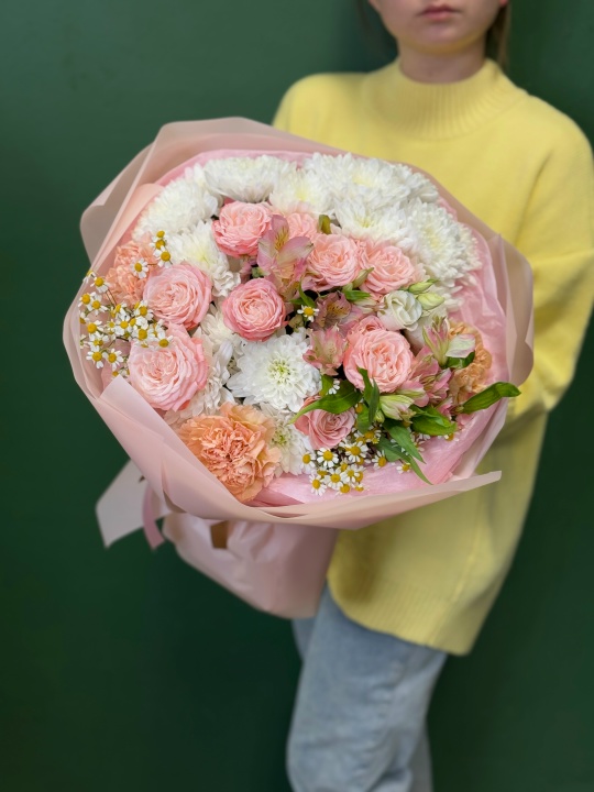 Букет с хризантемой алтай, кустовыми розами, ромашками и альстромериями