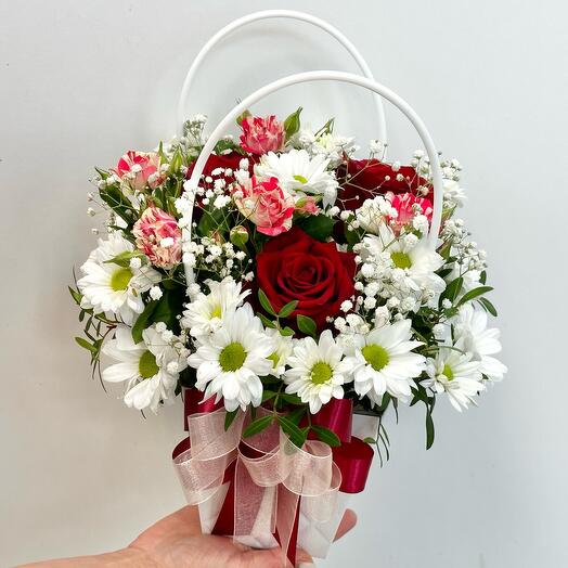 Композиция «Вальс» из роз, хризантем и гипсофил