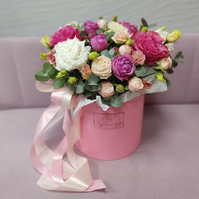 Коробка с розами и эустомой