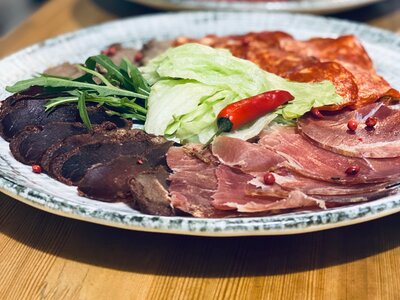 Мясные деликатесы