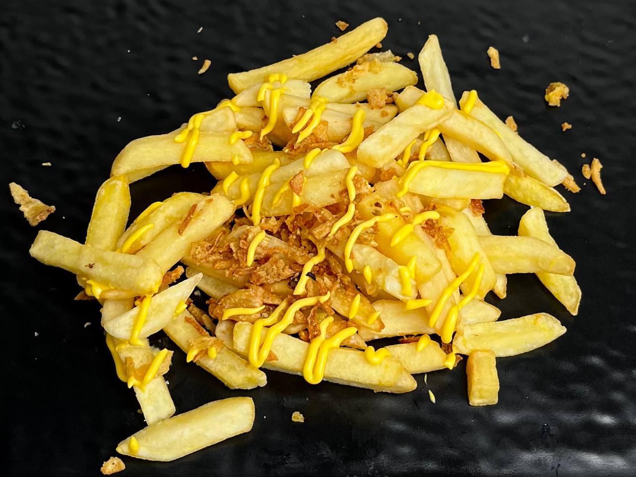 Картофель фри с луком фри и сырн. соусом