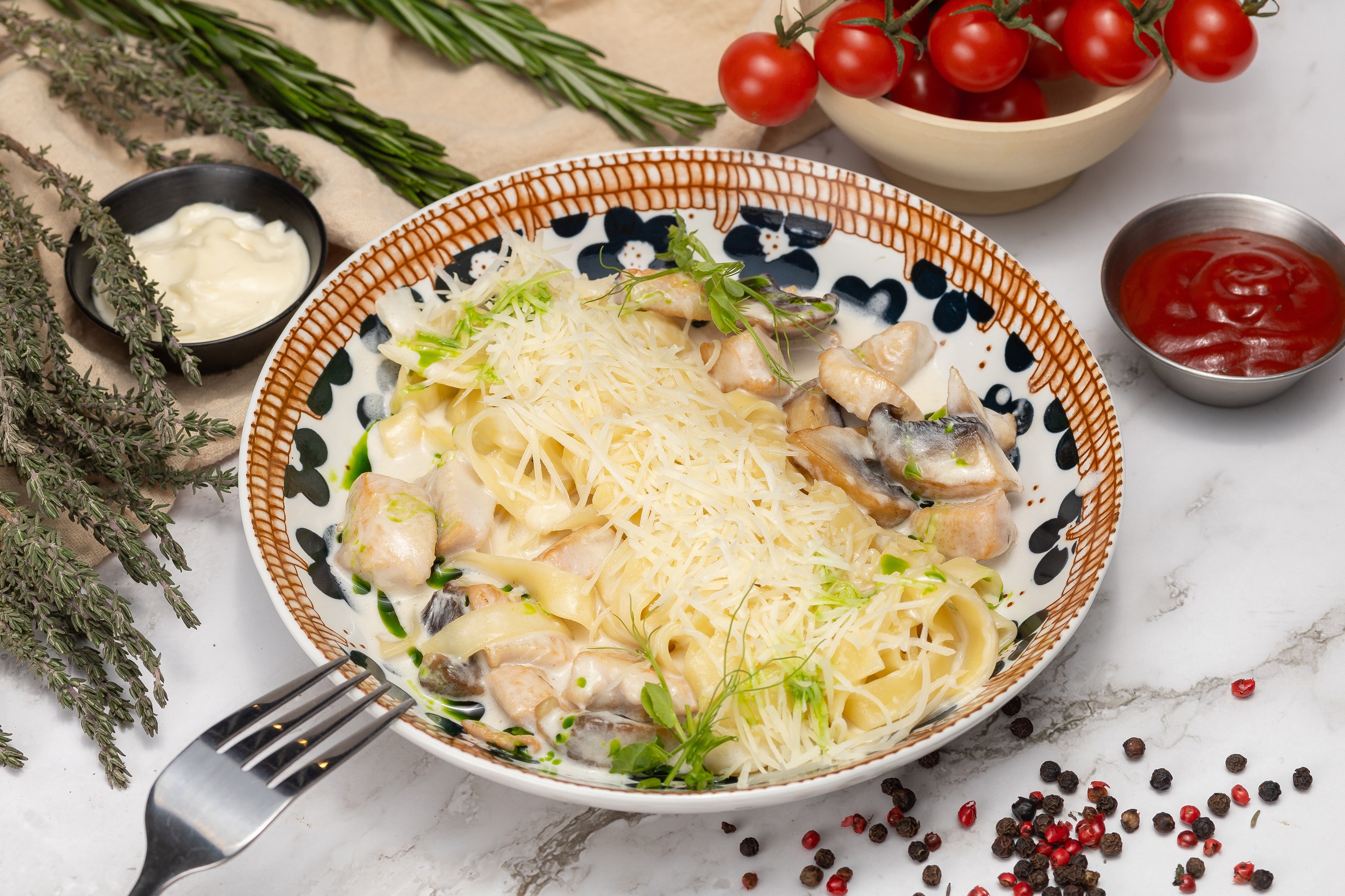 Феттучини с курой и грибами