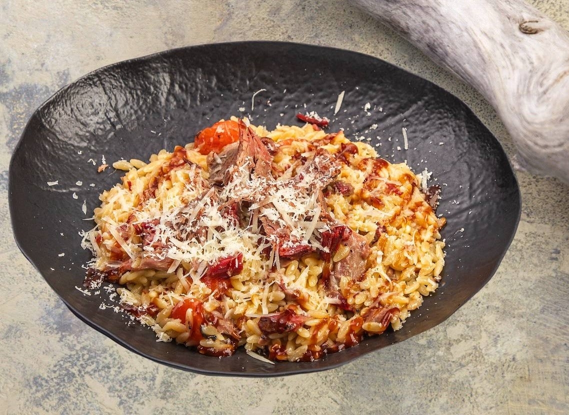 Паста с брискетом и соусом барбекю