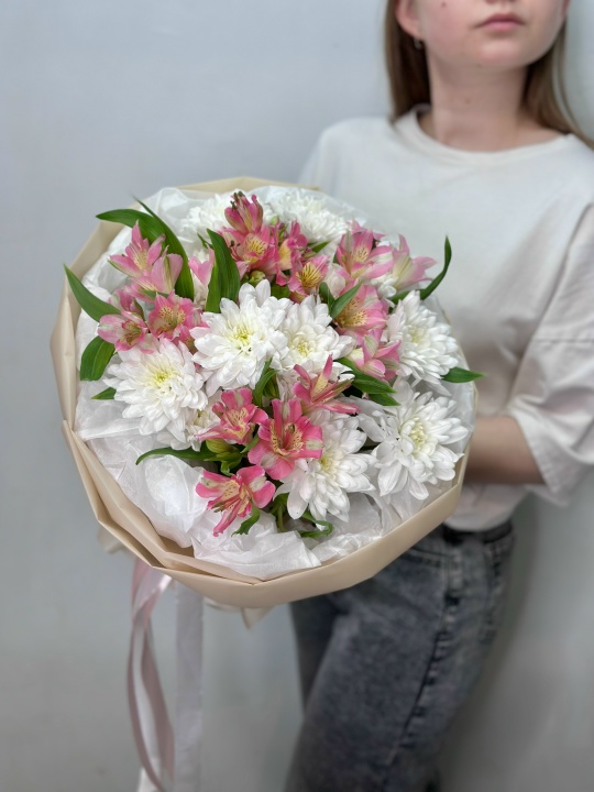 Букет с белой пушистой хризантемой и альстромерией