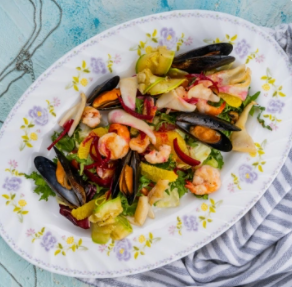 Салат с морепродуктами и сливочным соус.