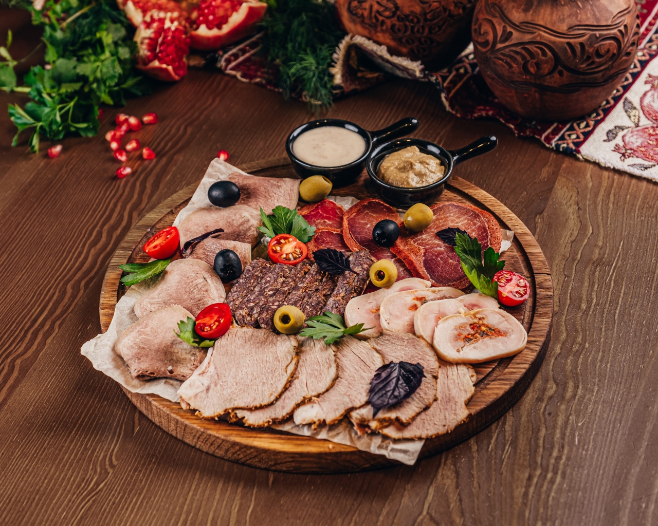 Мясная тарелка по-домашнему