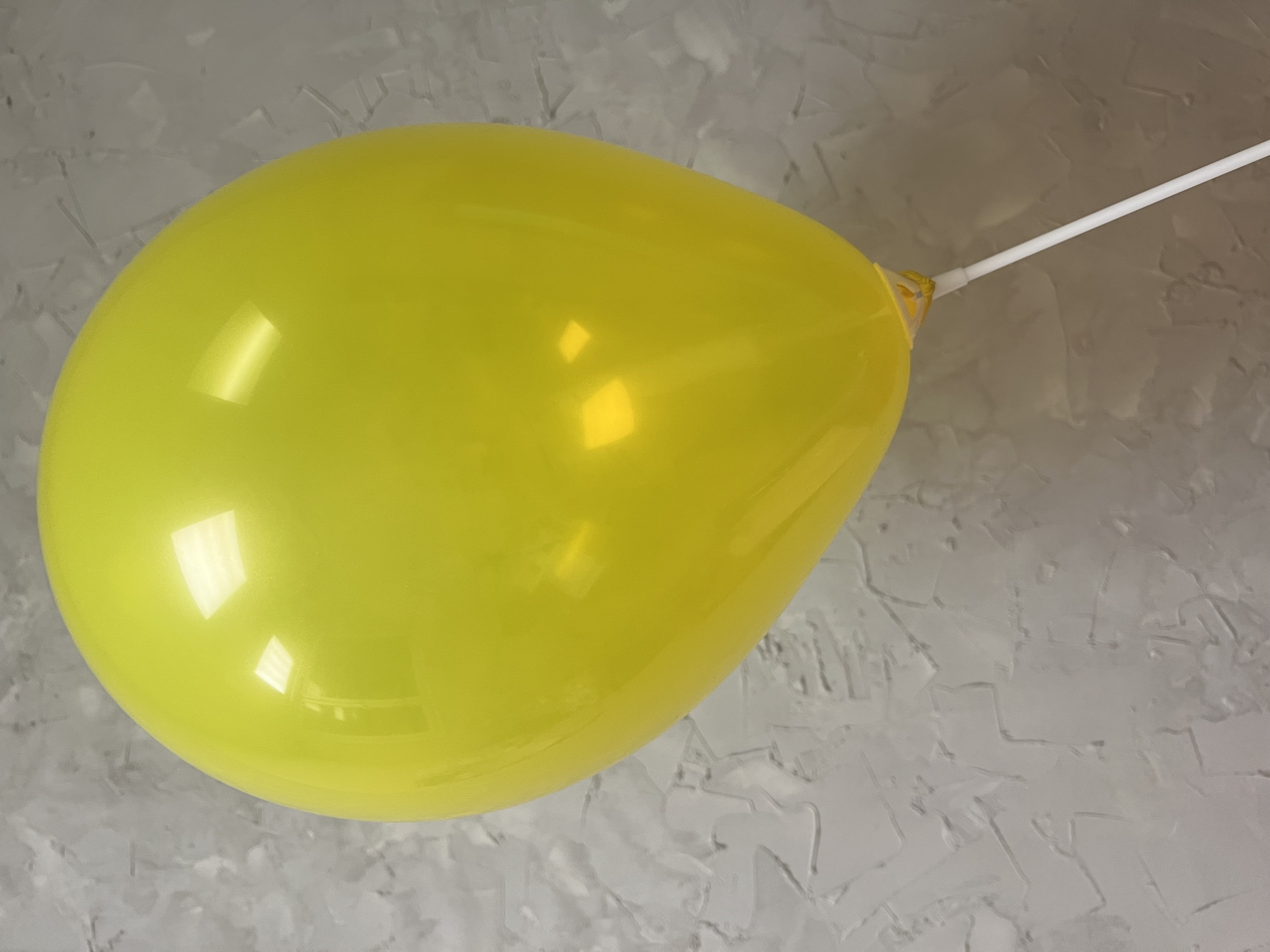 Воздушный желтый шар на палочке / 1 шт