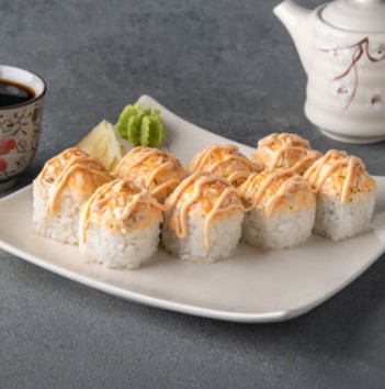 Запеченный с крабом под спайси соусом