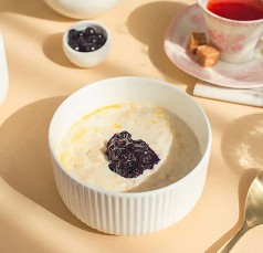 Овсяная каша с бананами и смородиной