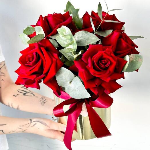 Композиция «Ты моё золото» из французских роз и эвкалипта