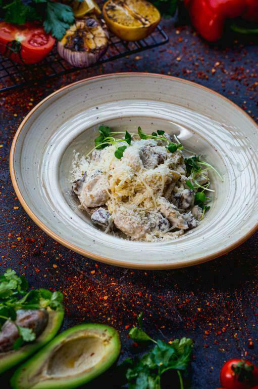 Паста с курицей и грибами