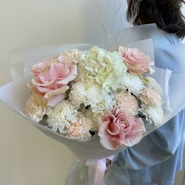  Нежный букет французских роз с гортензиями и хризантемой