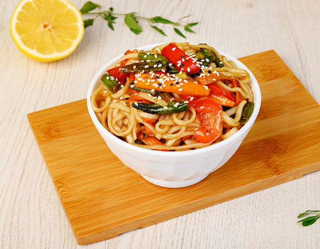 WOK с овощами и соусом