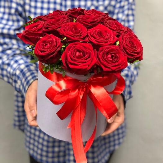 Розы в шляпной коробке