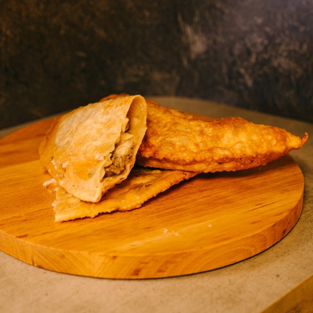 Чебурек с говядиной и сыром мацарелла