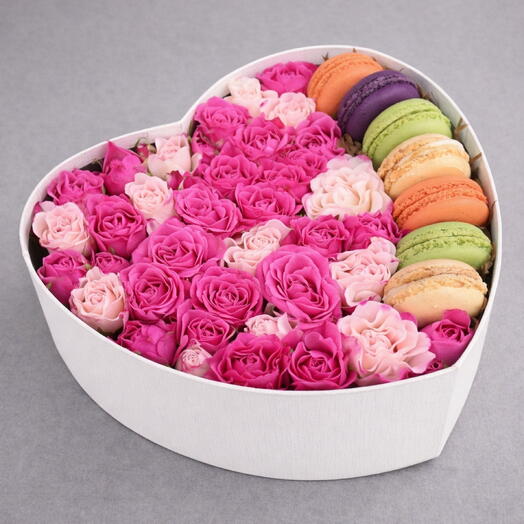 SWEET: Яркое поздравление кустовые розы в коробке-сердце с печеньем макарон | 14 февраля | 8 Марта | день рождения