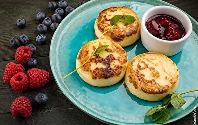 Сырники с вареньем и сметаной
