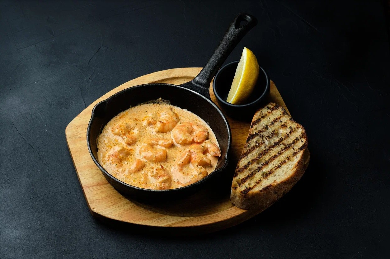 Креветки в соусе с артишоками