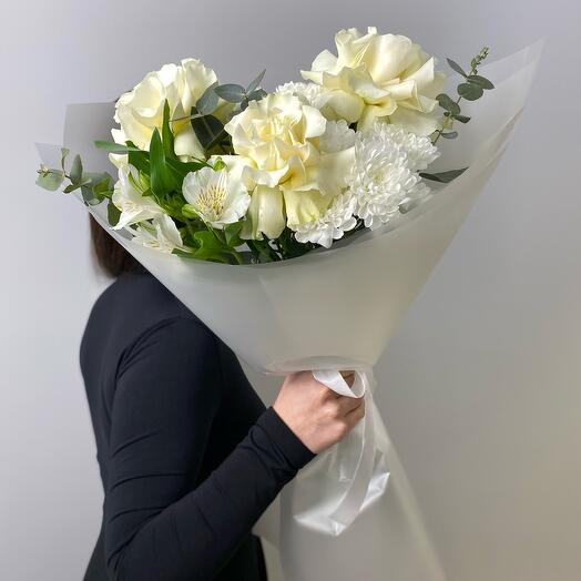 Белый букет из французских роз и хризантем