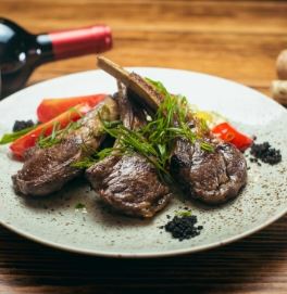 Каре ягненка с овощами гриль