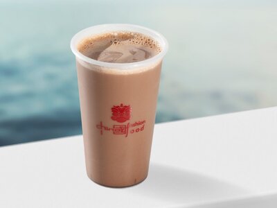 Холодный молочный чай с шоколадом