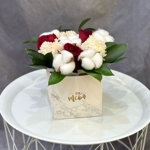 Букет из роз, диантусов и хлопка в коробочке (к2062)