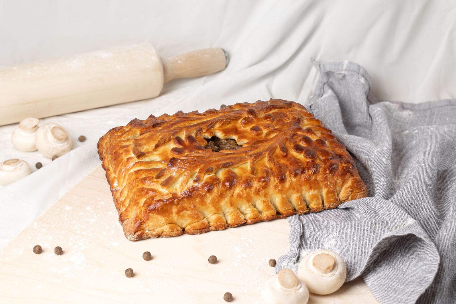 Пирог с говяжим языком и шампиньонами