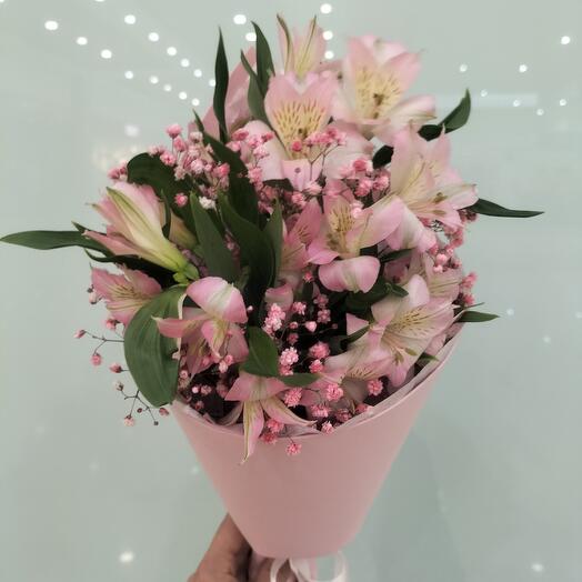 Букет для любимой девушки - "Влюбленность" альстромерии с гипсофилой