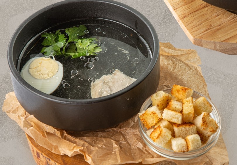 Бульон куриный с яйцом и гренками