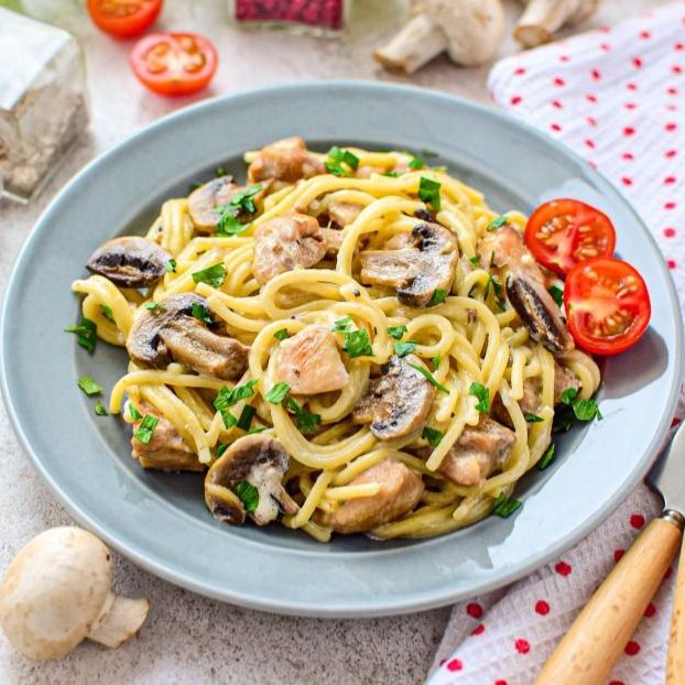 Паста с курицей и грибами в сливочном соусе