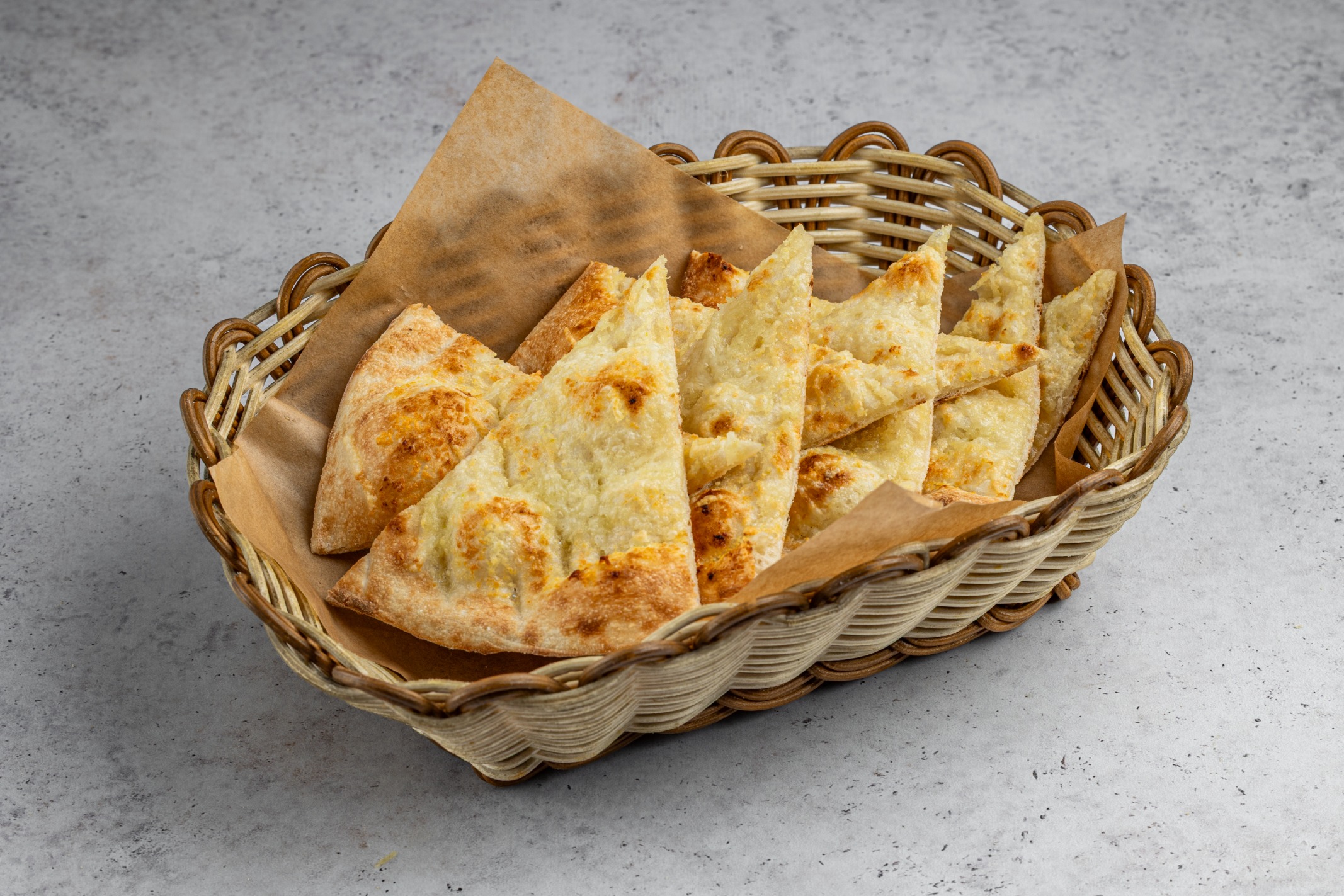 Фокачча с чесночным маслом и пармезаном