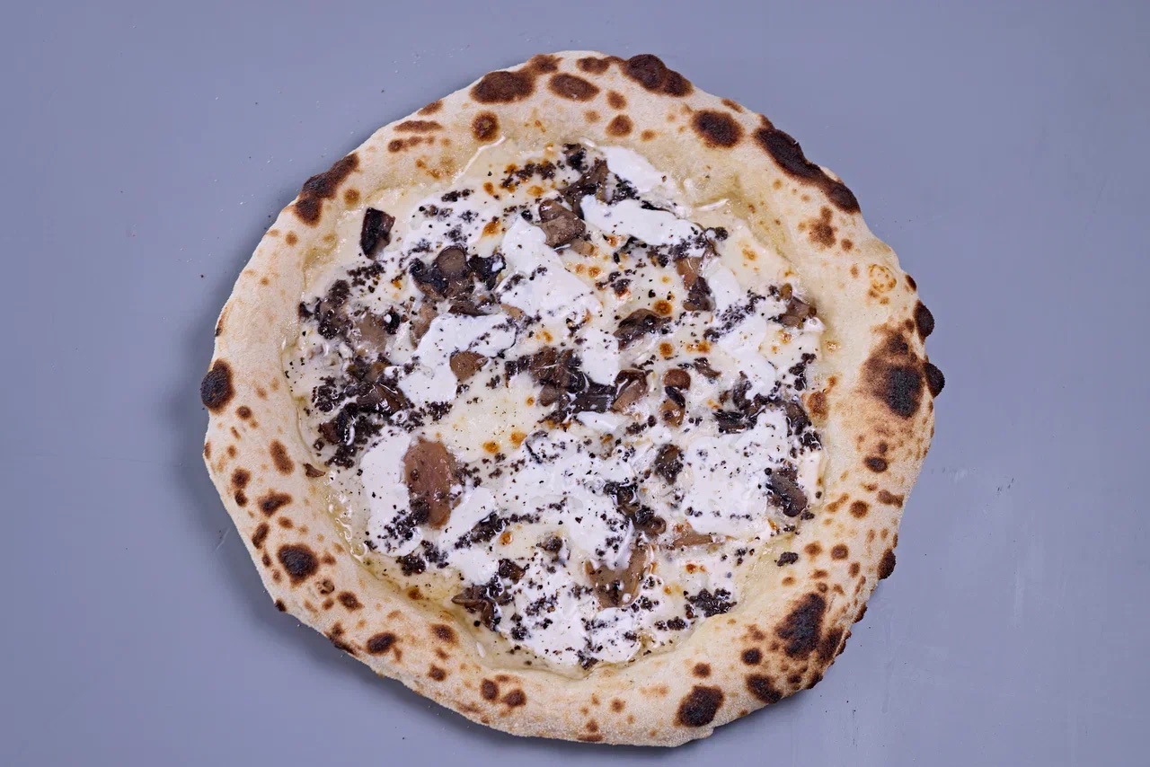 Пицца с белыми грибами, страчателлой и трюфелем 