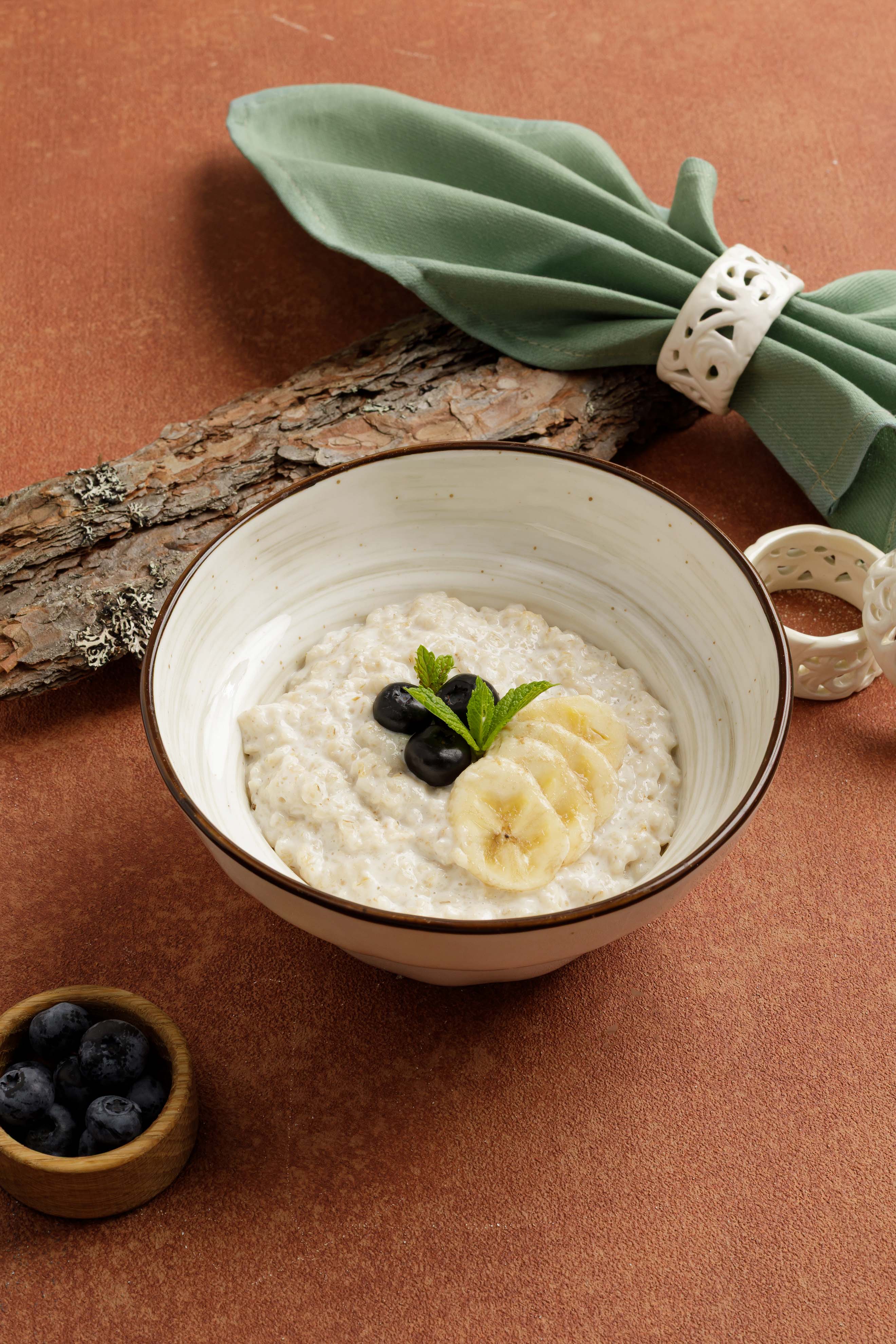 Каша овсяная с бананом и голубикой