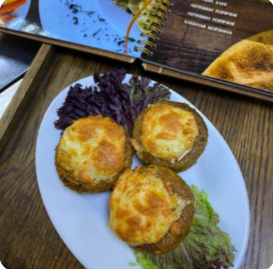 Запеченные грибы с сыром сулугуни