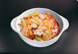 Салат Фунчоза с овощами и курицей