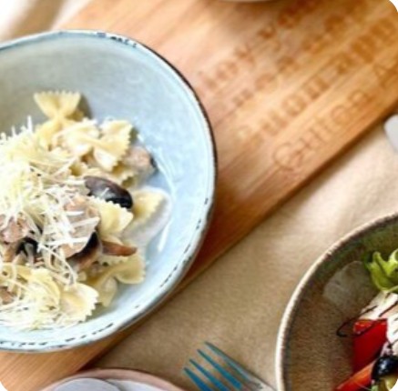 Паста фарфалле с курицей и грибами