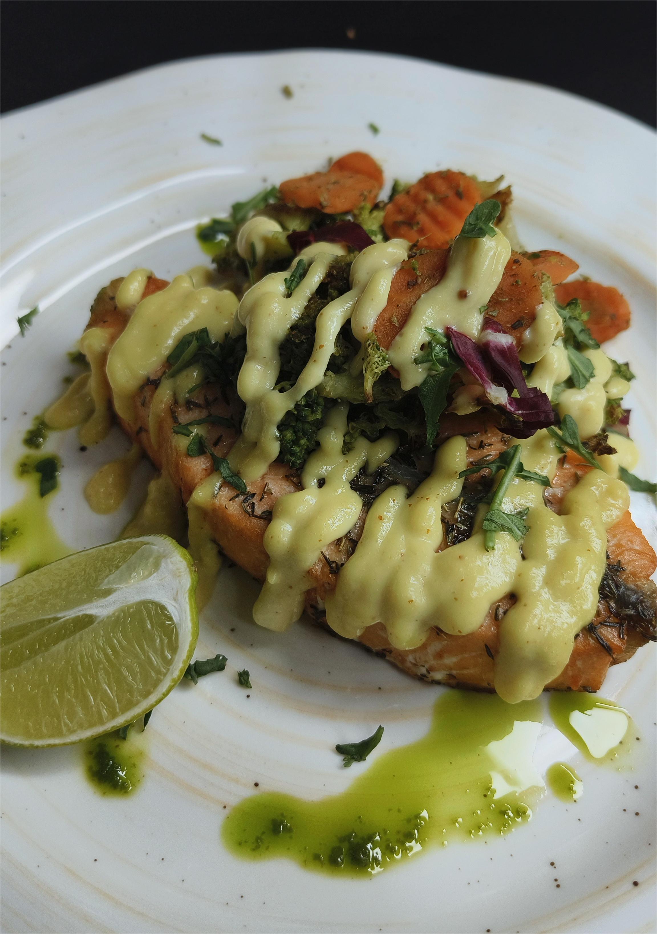 Стейк из форели с запечёнными овощами