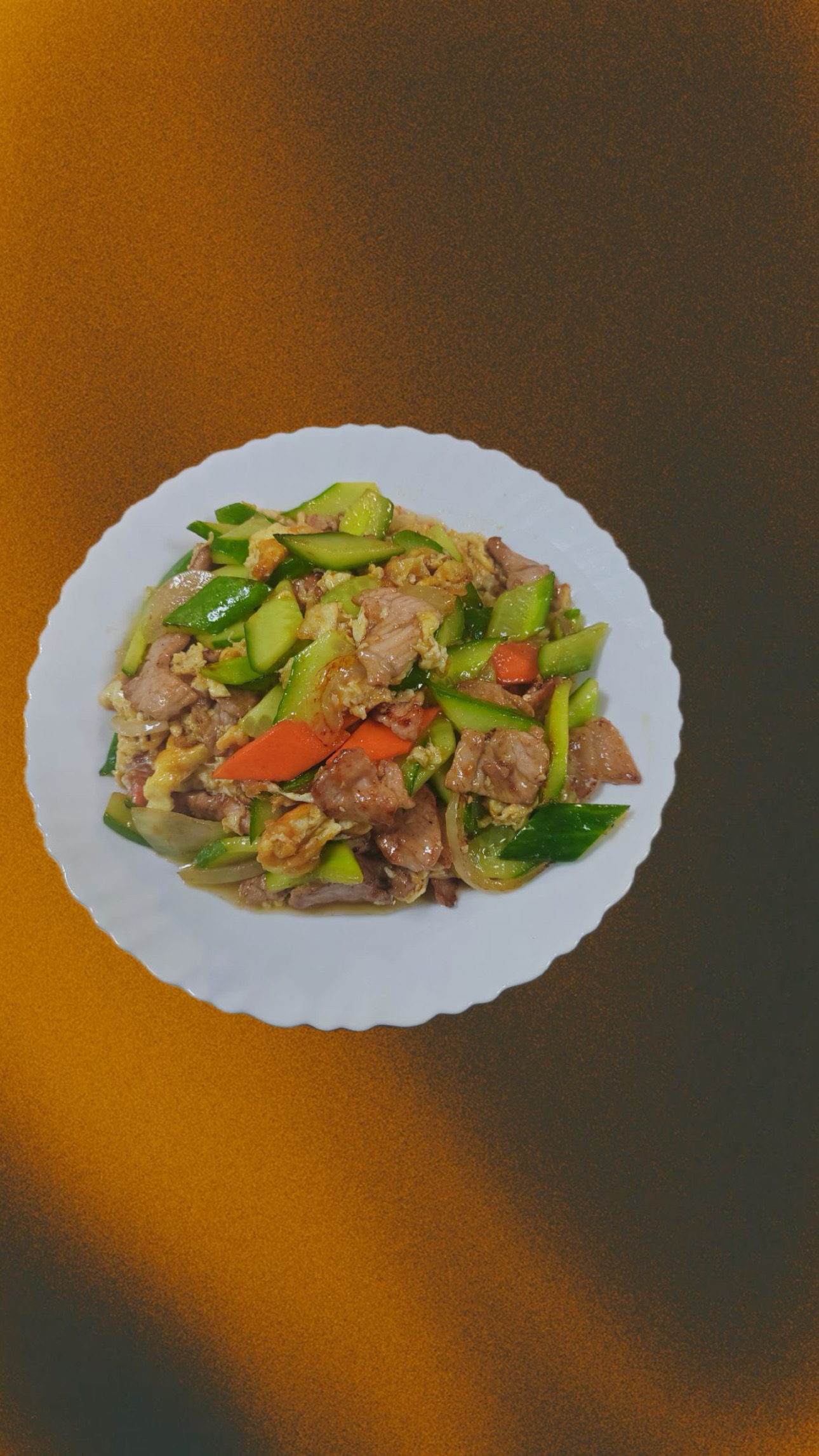 Жареная свинина с яйцом и овощами
