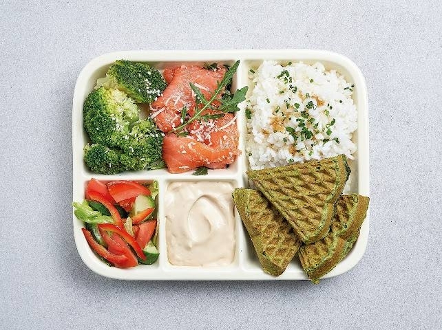 Норвежский бенто с форелью и брокколи.