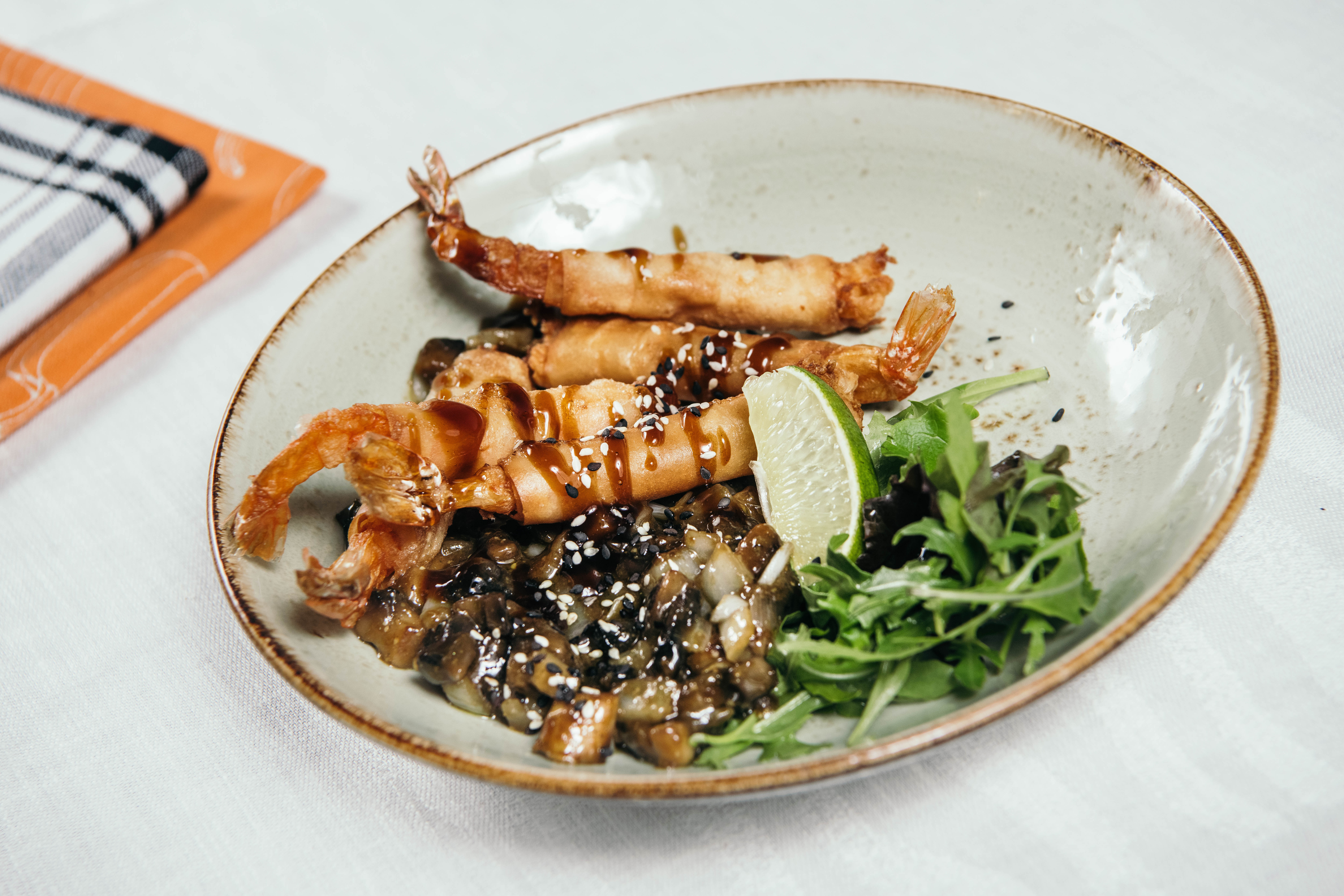 Тигровые креветки в рисовом тесте