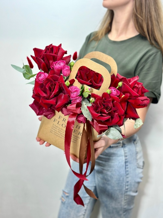 Крафтовая сумочка с французскими розами и кустовой розой