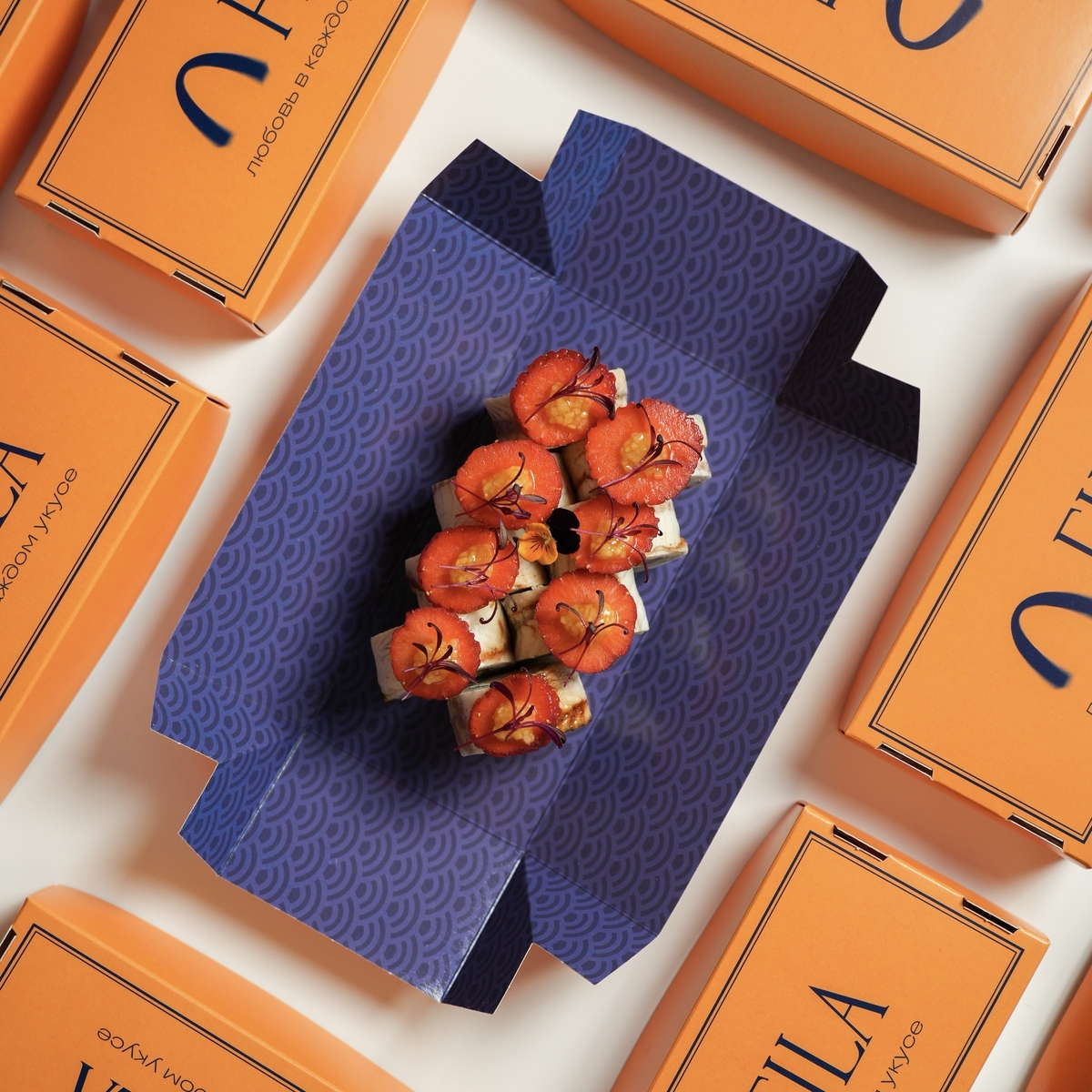 Ролл с угрём и клубникой