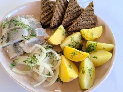 Сельдь с отварным картофелем