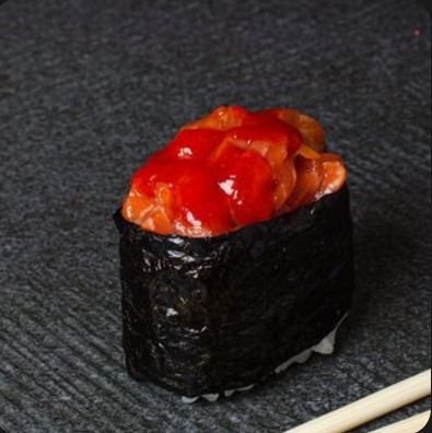 Гункан Лосось спайси