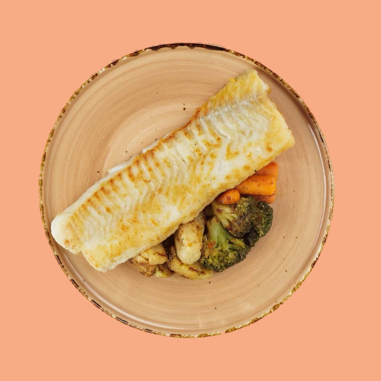 Треска с овощами и сырным соусом