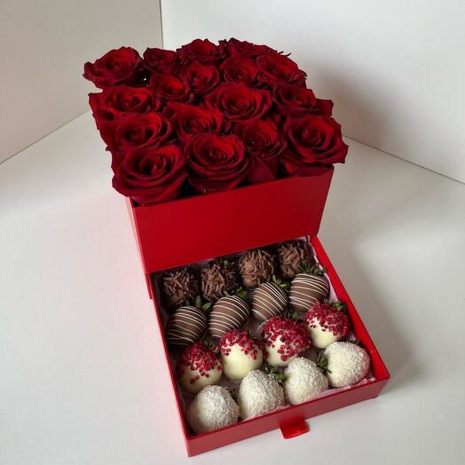Розы и клубника в шоколаде в шкатулке 