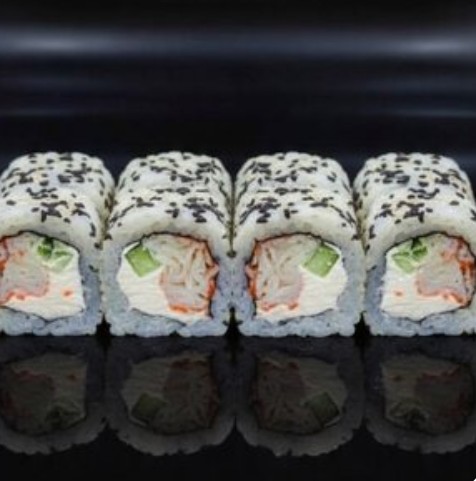 Ролл кунжут, краб, огурец и сыр